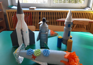 Na sole stoją rakiety i samoloty z materiałów recyklingowych